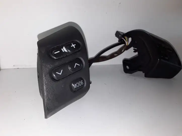 Toyota Corolla Verso E121 (2004 - 2007) Кнопки на рулевом колесе — фото 1