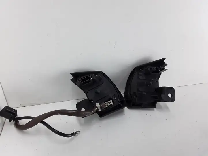Toyota Corolla Verso E121 (2004 - 2007) Кнопки на рулевом колесе — фото 2