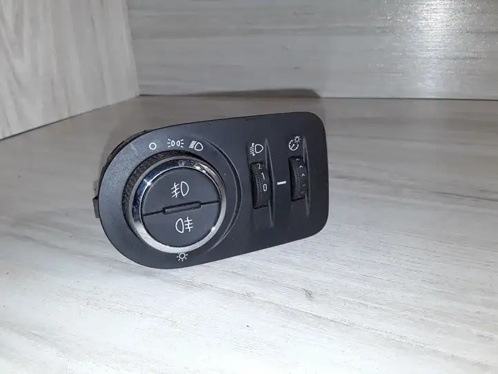 Opel Corsa D (2010 - 2014) Включатель фонарей — фото 1