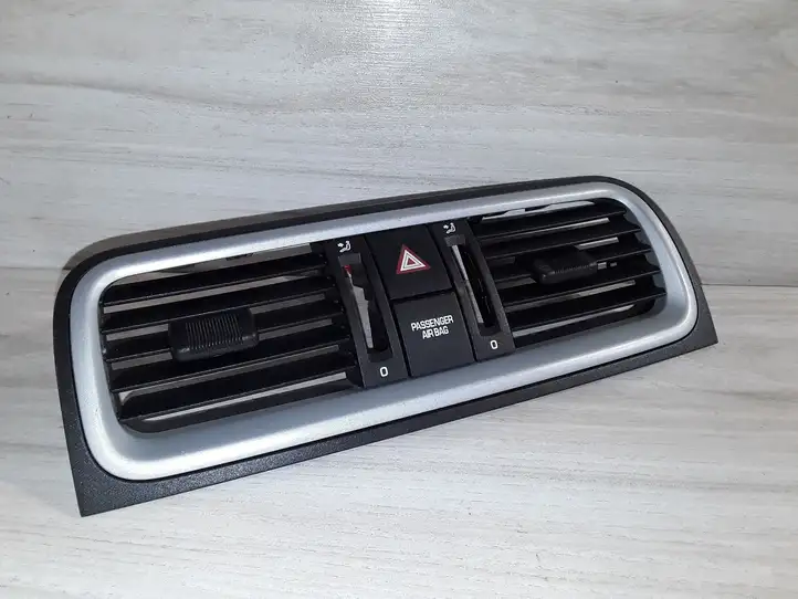 Skoda Fabia Mk2 (5J) (2007 - 2014) Центральный воздушный дефлектор — фото 1