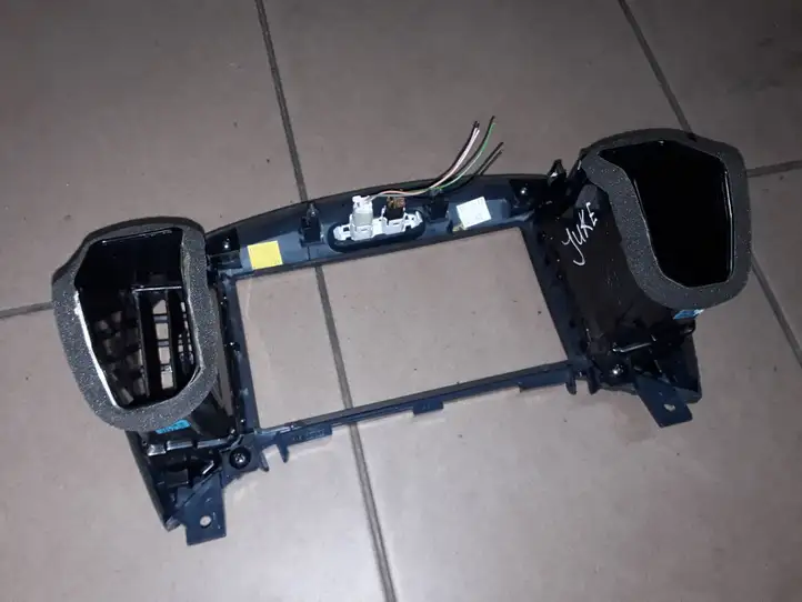 Nissan Juke I F15 (2010 - 2018) Центральный воздушный дефлектор — фото 2