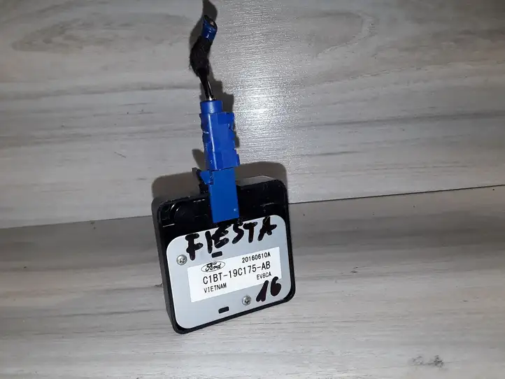Ford Fiesta (2013 - 2017) GPS антенна — фото 1