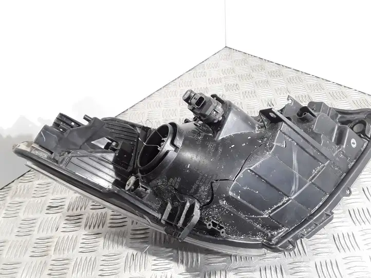 Toyota Yaris (2014 - 2019) Передняя фара — фото 2