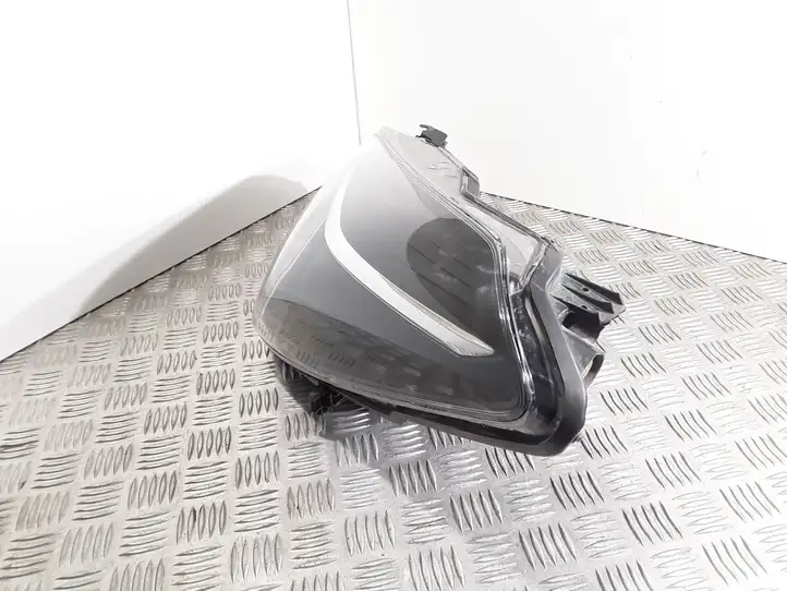Toyota Yaris (2014 - 2019) Передняя фара — фото 3