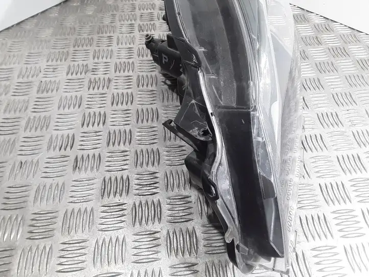 Toyota Yaris (2014 - 2019) Передняя фара — фото 4