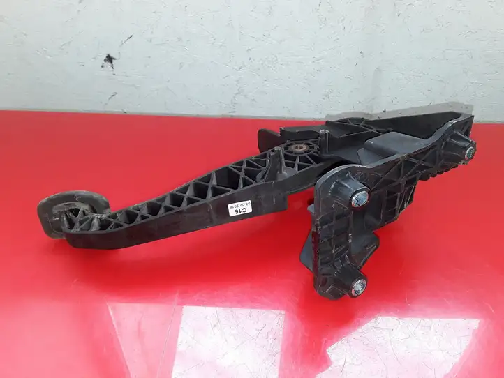 Dacia Dokker (2012 - 2021)  465039034R Педаль сцепления