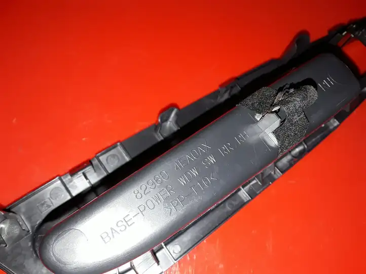 Nissan Qashqai (2013 - 2017) 829604EA0AX Накладка кнопки стеклоподъемника — фото 4