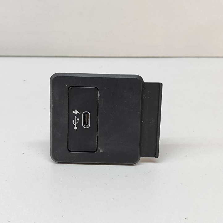 6823441 BMW 1 F40 USB jungtis