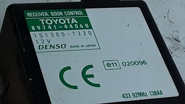 Toyota Avensis Verso (2001 - 2004) 8974144060 Блок управления дверью — фото 2