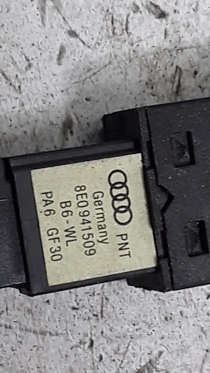 Audi A4 (2000 - 2006)  8E0941509 Включатель аварийных фонарей