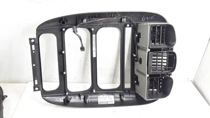 Chrysler Voyager (2001 - 2004) P09379812C Центральный воздушный дефлектор — фото 3