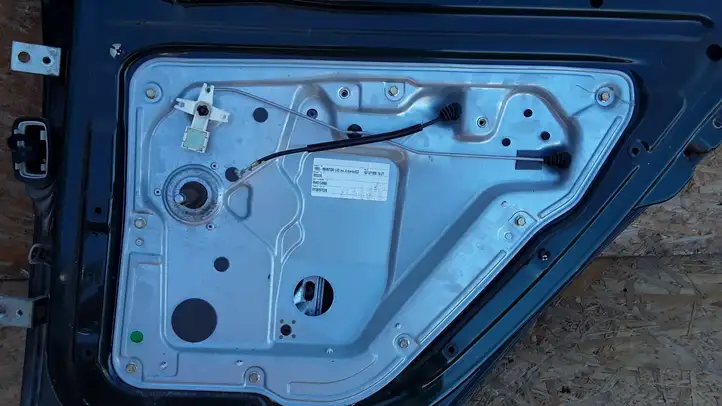 Skoda Fabia Mk1 (6Y) (1999 - 2007) 6Q0839752B Механический стеклоподъемник передней двери — фото 1