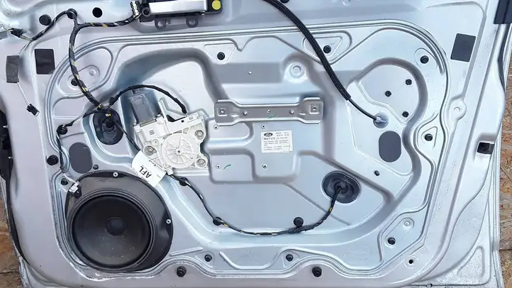 Ford Focus (2005 - 2008) Дверь — фото 6