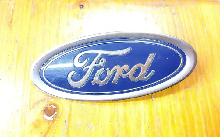Ford Fusion II (2013 - ) Эмблема автомобиля — фото 1