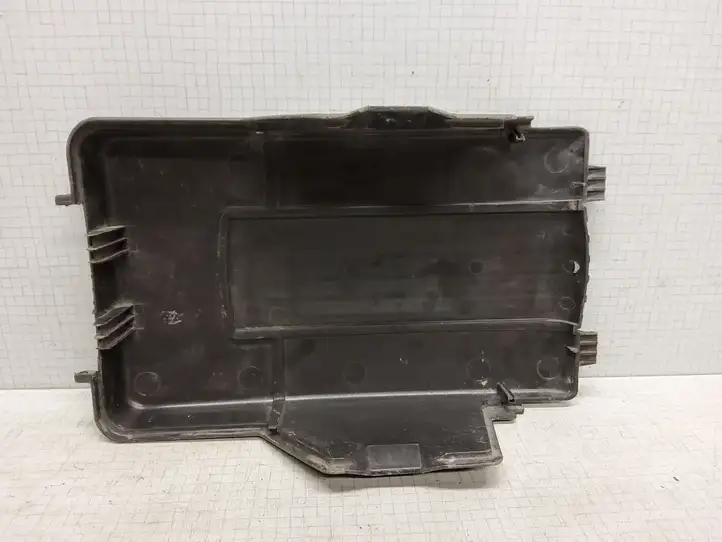 Volkswagen PASSAT B6 (2005 - 2010) 1K0915443A Крышка ящика аккумулятора — фото 3