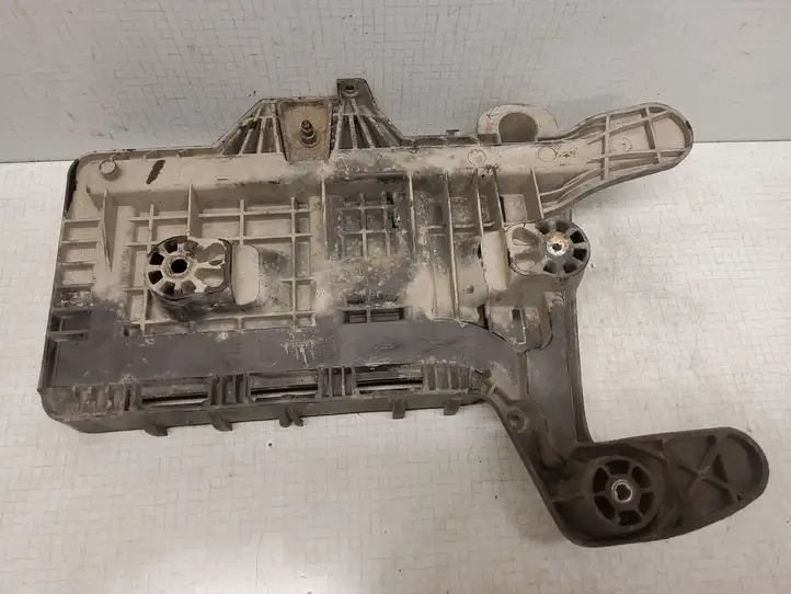 Volkswagen PASSAT B6 (2005 - 2010) 1K0915333C Площадка аккумулятора — фото 2