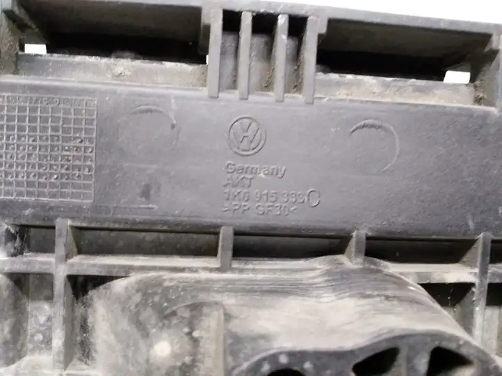 Volkswagen PASSAT B6 (2005 - 2010) 1K0915333C Площадка аккумулятора — фото 2