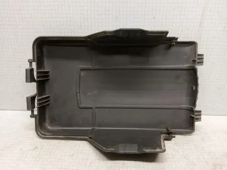Volkswagen PASSAT B6 (2005 - 2010) 1K0915443A Крышка ящика аккумулятора — фото 3