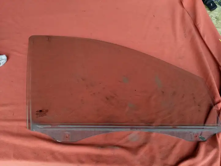 Kia Sorento (2002 - 2006)   Основное стекло передних дверей (четырехдверного автомобиля)