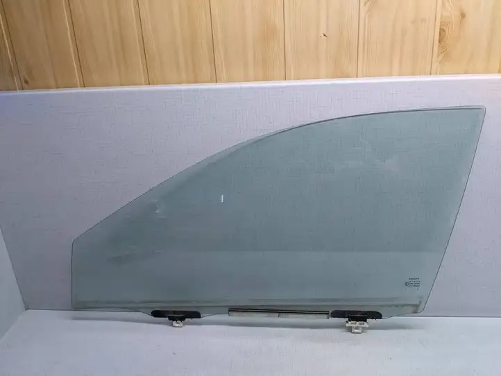 Toyota Corolla E120 E130 (2004 - 2007)  DOT24AS2M19 Основное стекло передних дверей (четырехдверного автомобиля)