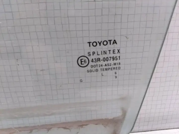 Toyota Corolla E120 E130 (2004 - 2007)  DOT24AS2M19 Основное стекло передних дверей (четырехдверного автомобиля)