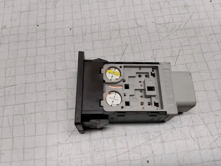 Toyota Corolla E120 E130 (2004 - 2007) 153337 Кнопка обогрева стекла — фото 2