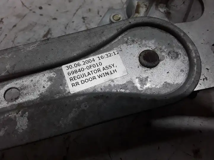Toyota Corolla Verso AR10 (2004 - 2009) 698400F010 Механический стеклоподъемник задней двери — фото 3