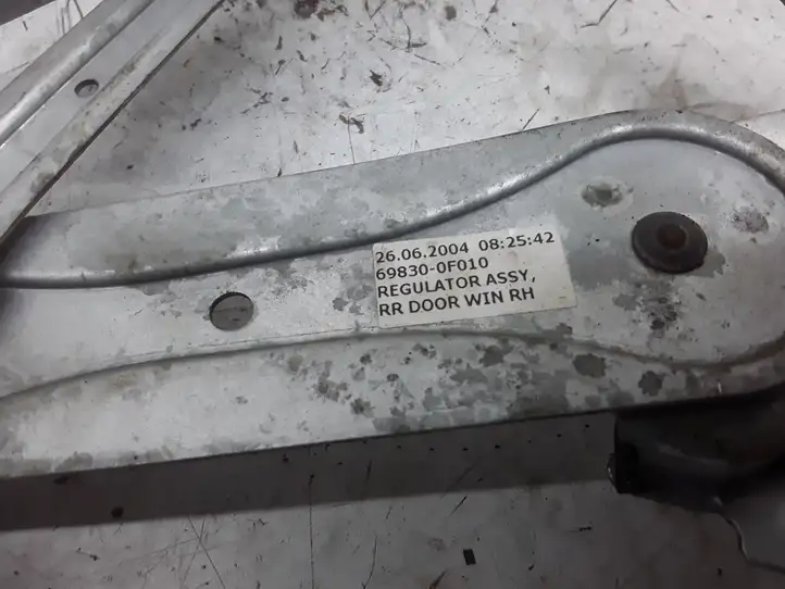 Toyota Corolla Verso AR10 (2004 - 2009) 698300F010 Механический стеклоподъемник задней двери — фото 3