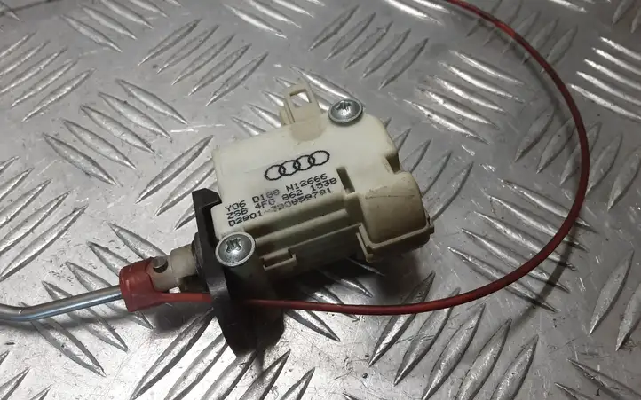 Audi A6 S6 C6 4F (2004 - 2008) 4F0862153B Замок крышки топливного бака — фото 2