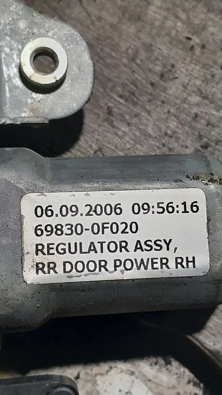 Toyota Corolla Verso E121 (2004 - 2007) 698300F020 Механический стеклоподъемник задней двери — фото 3