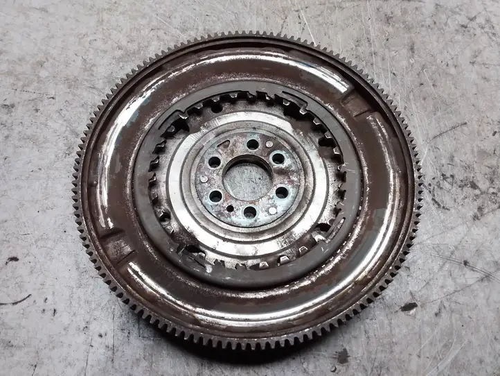 Volkswagen PASSAT B6 (2005 - 2010) 03C105266J Маховик двигателя — фото 1