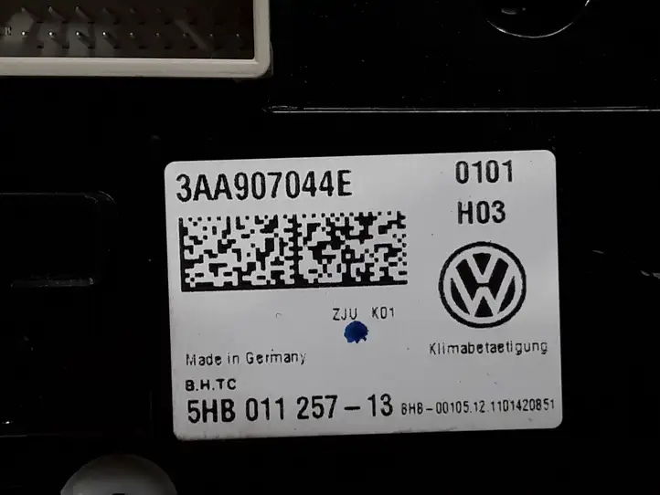 Volkswagen PASSAT B7 (2011 - 2014) 3AA907044E Блок управления климат-контролем — фото 2