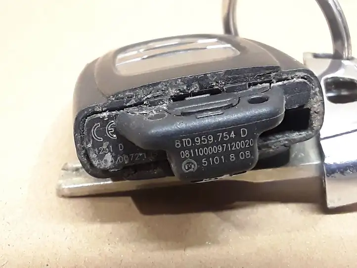 Audi A5 (2007 - 2011)  8T0959754D Ключ / карточка зажигания