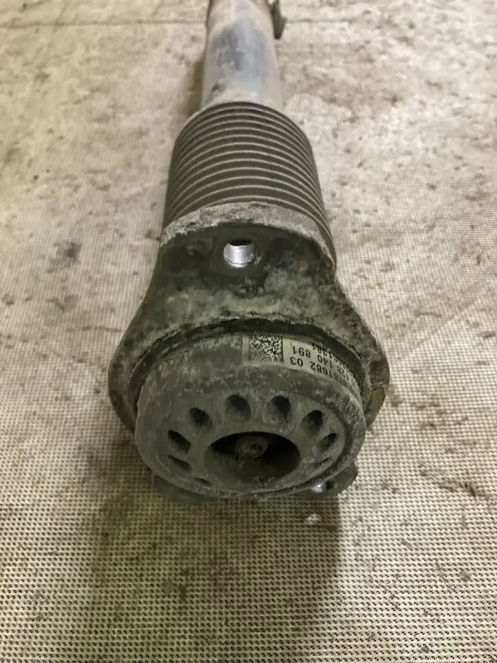 BMW 5 F10 F11 (2009 - 2016)  6797771 Задний амортизатор с пружиной