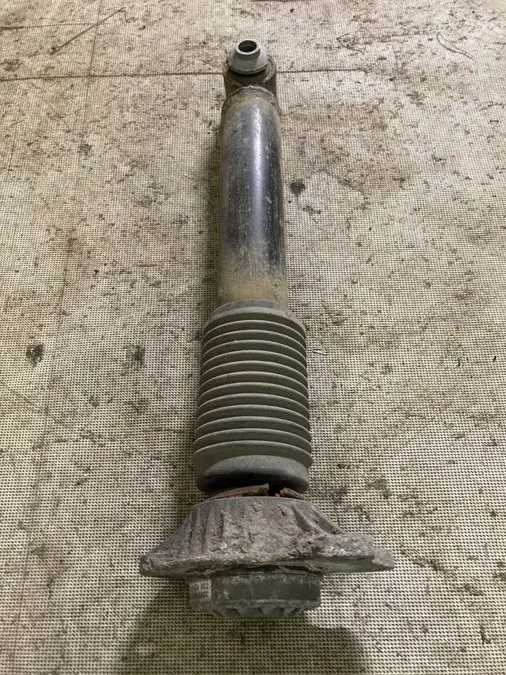 BMW 5 F10 F11 (2009 - 2016)  6797771 Задний амортизатор с пружиной