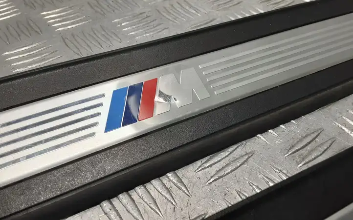BMW 5 F10 F11 (2009 - 2016) 8050053 Внутренняя обшивка порога (комплект) — фото 2
