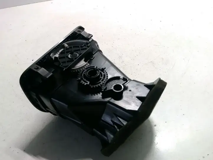 Volkswagen Golf VI (2009 - 2013)  5K0819703J Боковая воздушный дефлектор