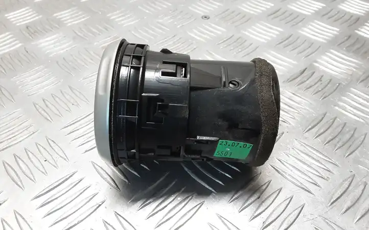 Nissan Qashqai (2006 - 2010) 68760JD10A Центральный воздушный дефлектор — фото 3