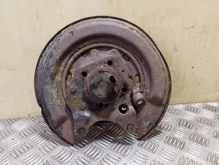 Toyota Corolla E120 E130 (2000 - 2004)   Задний поворотный кулак (ступица, цапфа)