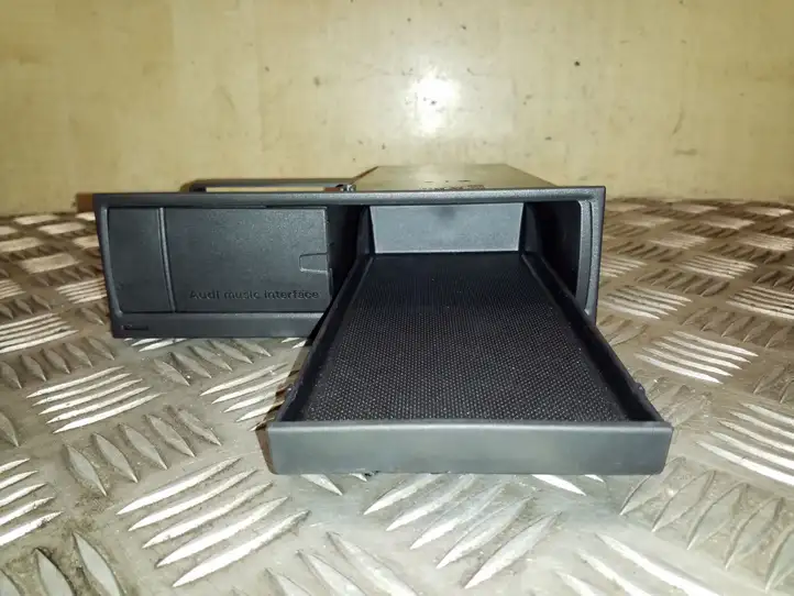 Audi A5 (2007 - 2011)  041762000 Другая деталь салона