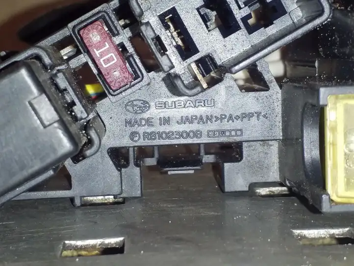 Subaru Legacy (2003 - 2009) RB102300B Блок монтирования реле — фото 4