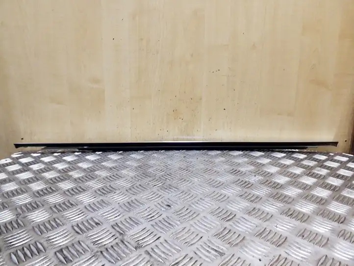 Ford Focus (2011 - 2015) Накладка стекла задней двери — фото 3