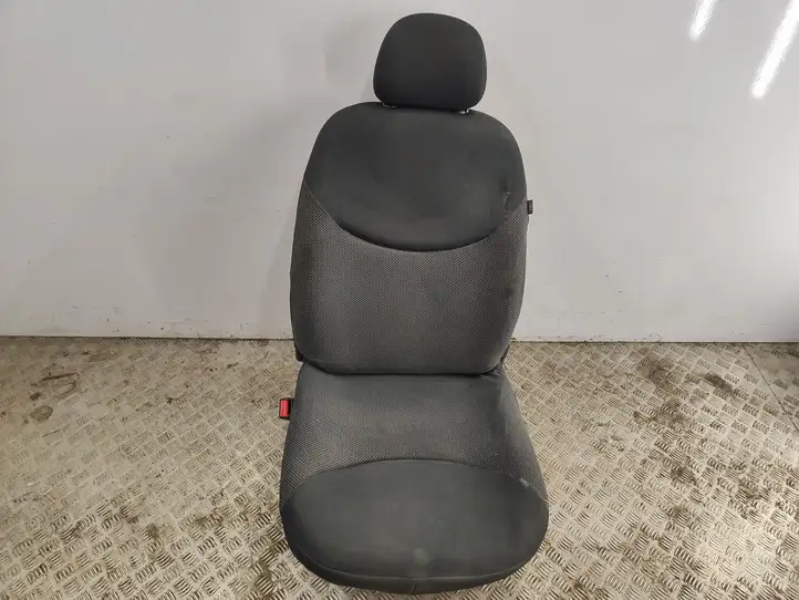 Toyota Yaris (2005 - 2009) Переднее сиденье водителя — фото 1