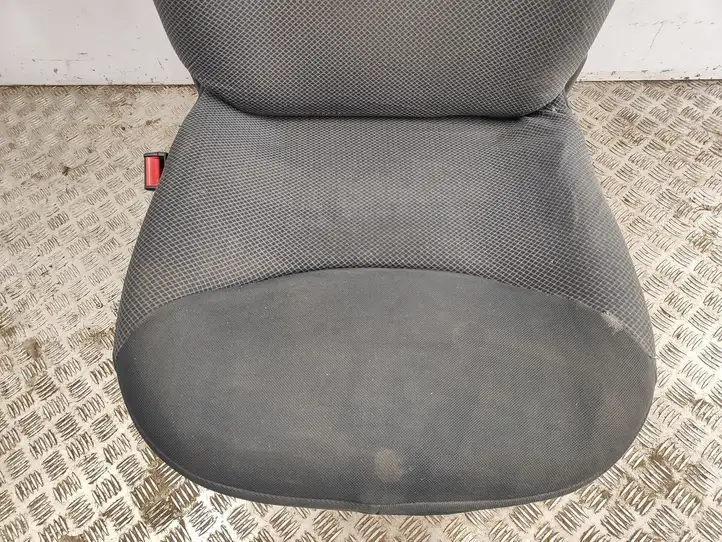 Toyota Yaris (2005 - 2009) Переднее сиденье водителя — фото 2