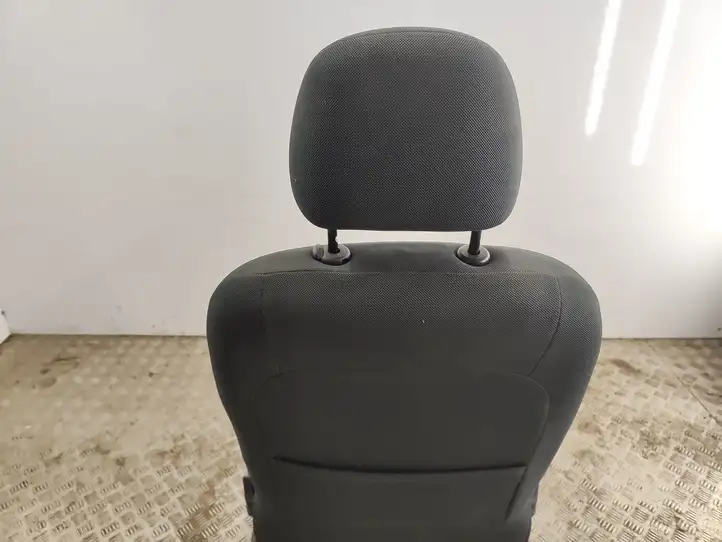 Toyota Yaris (2005 - 2009) Переднее сиденье водителя — фото 4