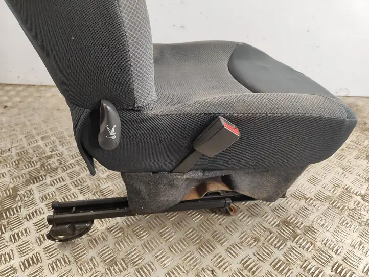 Toyota Yaris (2005 - 2009) Переднее сиденье водителя — фото 7