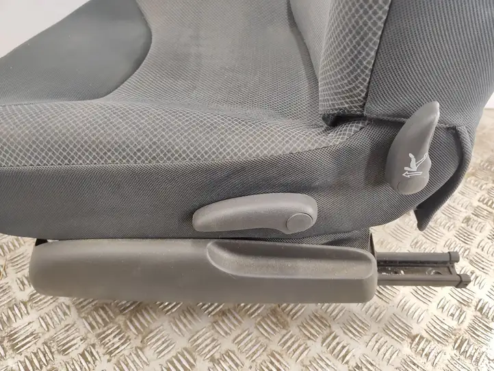 Toyota Yaris (2005 - 2009) Переднее сиденье водителя — фото 9