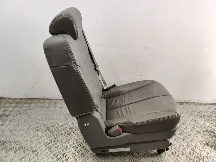 Kia Carnival (2006 - 2014) Второй ряд сидений — фото 4