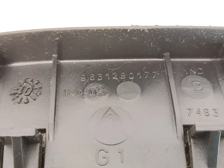 Citroen Xsara Picasso (1999 - 2012) 9631280177 Боковой воздушный дефлектор — фото 4