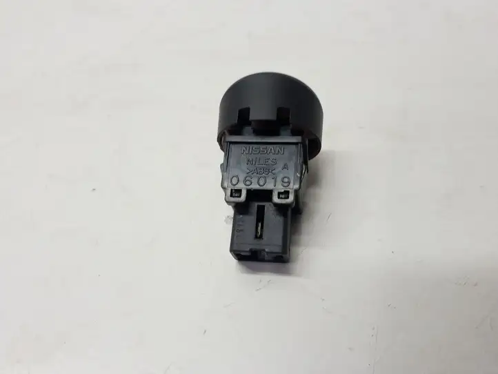 Nissan Juke I F15 (2010 - 2018) 06019 Включатель аварийных фонарей — фото 4